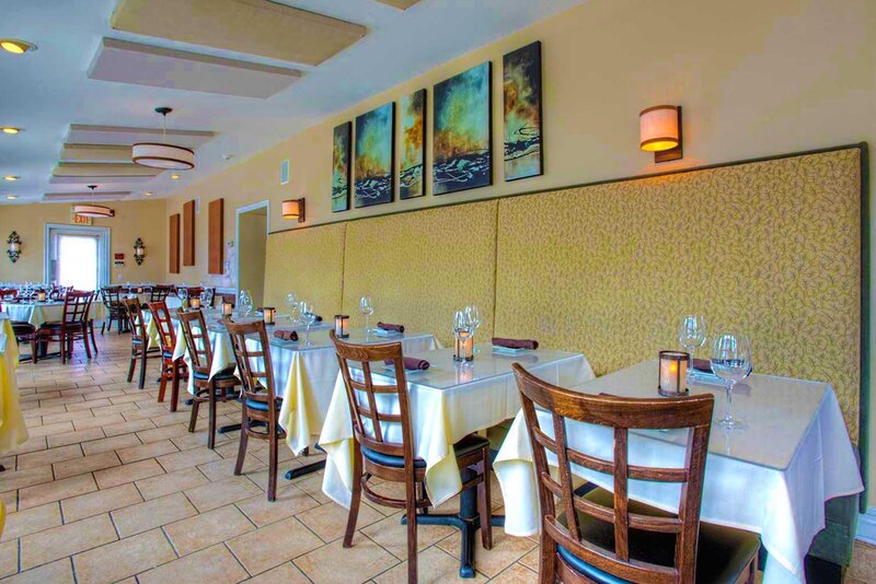 Dining room with booth and chair seating